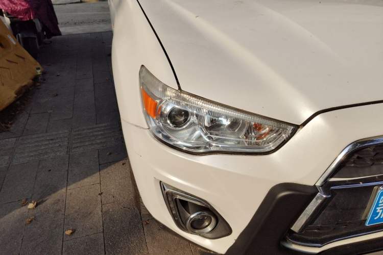 Used Mitsubishi ASX 2013 2.0L CVT Two-Wheel Drive Elite Edition Right Front Headlight