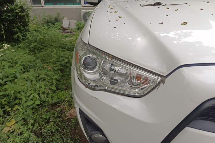 Used Mitsubishi ASX 2013 2.0L CVT Two-Wheel Drive Elite Edition Right Front Headlight