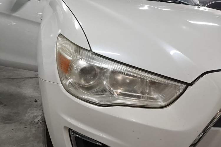 Used Mitsubishi ASX 2013 2.0L CVT Two-Wheel Drive Luxury Edition Right Front Headlight