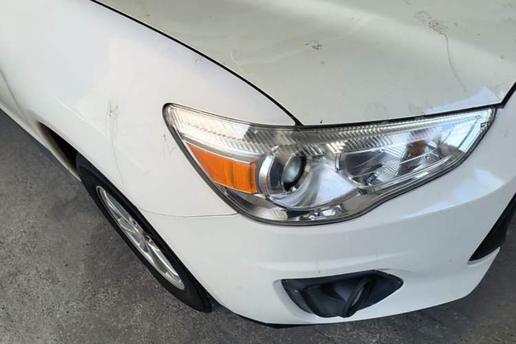 Used Mitsubishi ASX 2013 2.0L CVT Two-Wheel Drive Elite Edition Right Front Headlight