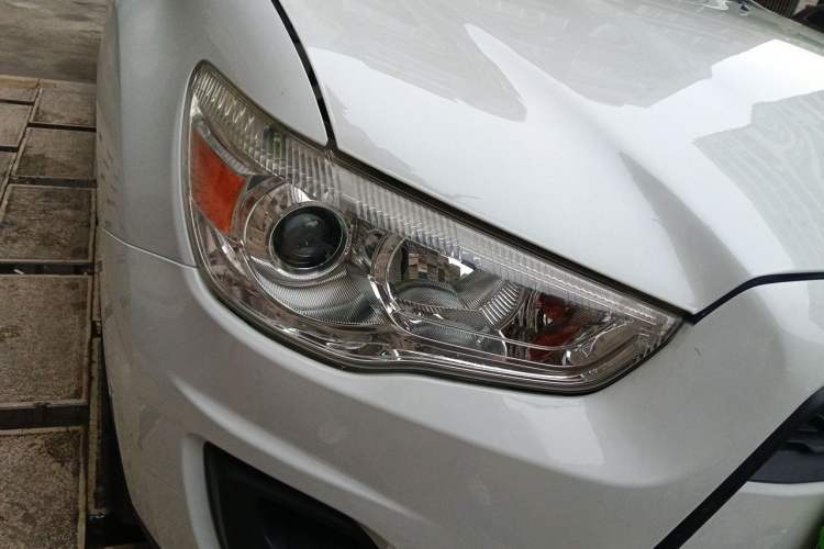 Used Mitsubishi ASX 2013 2.0L CVT Two-Wheel Drive Elite Edition Right Front Headlight