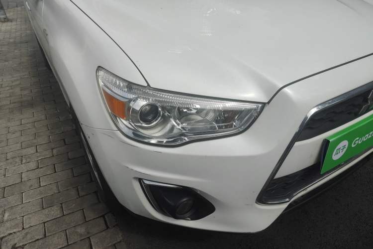 Used Mitsubishi ASX 2013 2.0L CVT Two-Wheel Drive Elite Edition Right Front Headlight