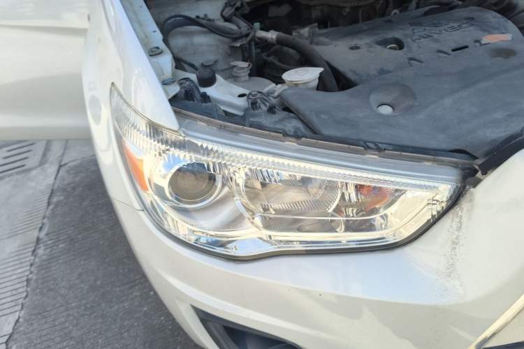 Used Mitsubishi ASX 2013 2.0L CVT Two-Wheel Drive Elite Edition Right Front Headlight