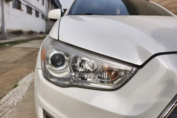 Used Mitsubishi ASX 2013 2.0L CVT Two-Wheel Drive Elite Edition Right Front Headlight