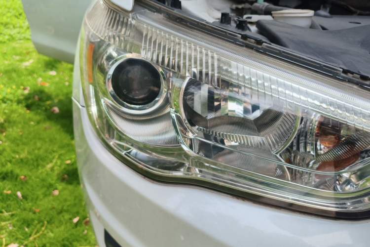 Used Mitsubishi ASX 2013 2.0L CVT Two-Wheel Drive Elite Edition Right Front Headlight