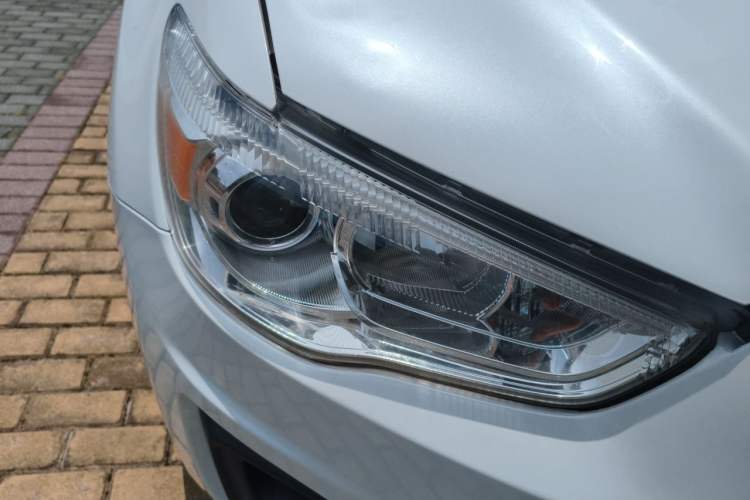 Used Mitsubishi ASX 2013 2.0L CVT Two-Wheel Drive Elite Edition Right Front Headlight