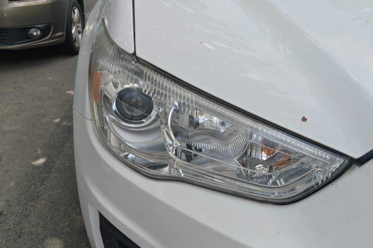 Used Mitsubishi ASX 2013 2.0L CVT Two-Wheel Drive Elite Edition Right Front Headlight