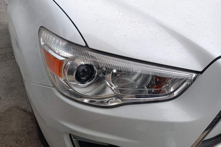 Used Mitsubishi ASX 2013 2.0L CVT Two-Wheel Drive Elite Edition Right Front Headlight