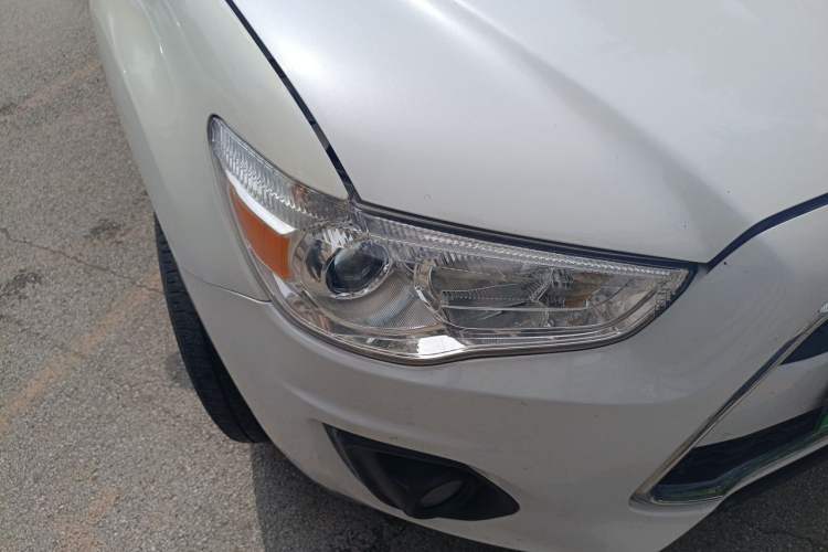 Used Mitsubishi ASX 2013 2.0L CVT Two-Wheel Drive Elite Edition Right Front Headlight