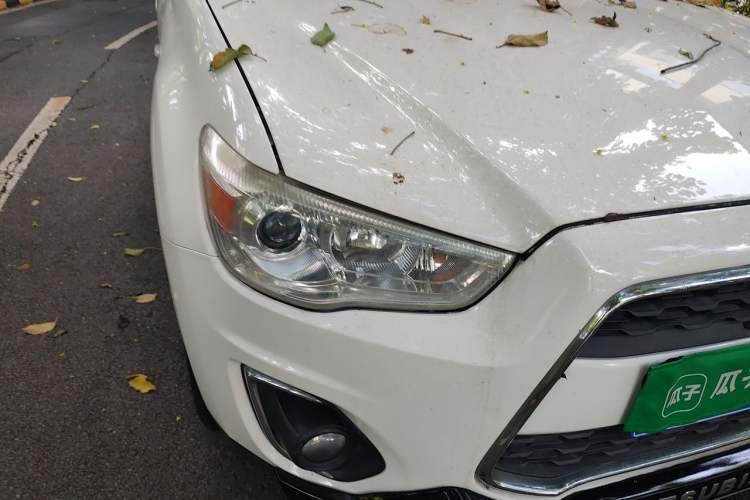 Used Mitsubishi ASX 2013 2.0L CVT Two-Wheel Drive Luxury Edition Right Front Headlight