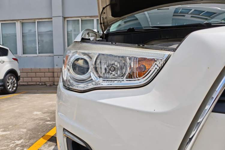 Used Mitsubishi ASX 2013 2.0L CVT Two-Wheel Drive Luxury Edition Right Front Headlight