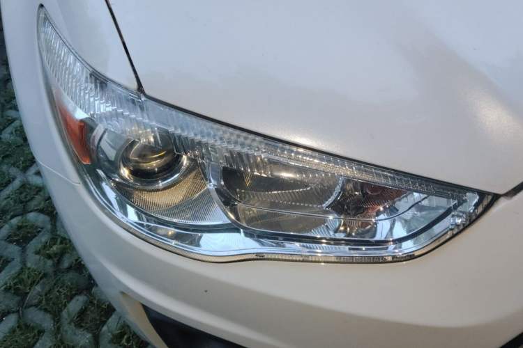 Used Mitsubishi ASX 2013 2.0L CVT Two-Wheel Drive Elite Edition Right Front Headlight