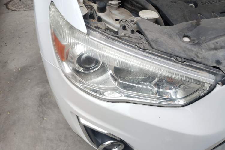 Used Mitsubishi ASX 2013 2.0L CVT Two-Wheel Drive Elite Edition Right Front Headlight