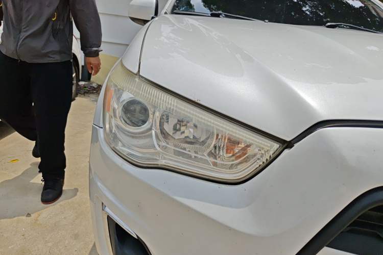 Used Mitsubishi ASX 2013 2.0L CVT Two-Wheel Drive Luxury Edition Right Front Headlight