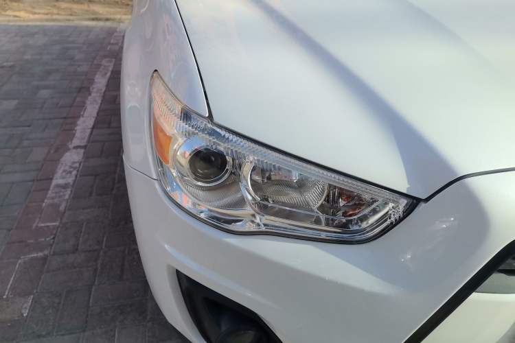Used Mitsubishi ASX 2013 2.0L CVT Two-Wheel Drive Elite Edition Right Front Headlight