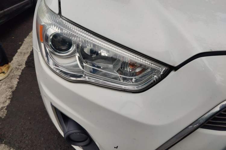 Used Mitsubishi ASX 2013 2.0L CVT Two-Wheel Drive Luxury Edition Right Front Headlight