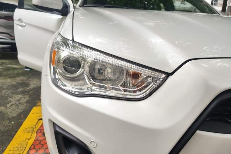 Used Mitsubishi ASX 2013 2.0L CVT Two-Wheel Drive Elite Edition Right Front Headlight
