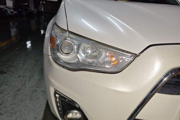 Used Mitsubishi ASX 2013 2.0L CVT Two-Wheel Drive Elite Edition Right Front Headlight