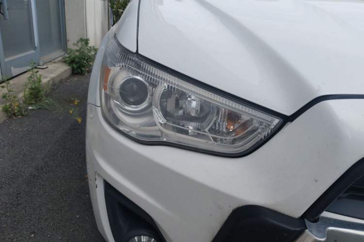 Used Mitsubishi ASX 2013 2.0L CVT Two-Wheel Drive Elite Edition Right Front Headlight