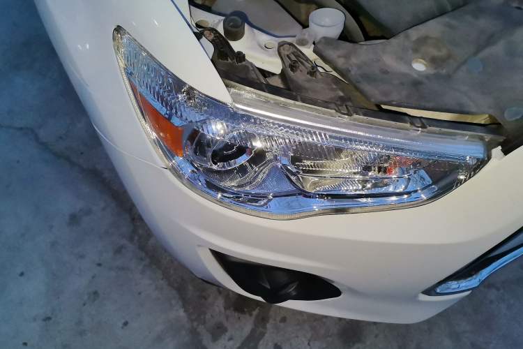 Used Mitsubishi ASX 2013 2.0L CVT Four-Wheel Drive Premium Edition Right Front Headlight