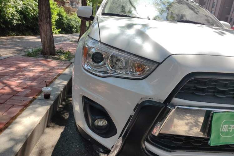 Used Mitsubishi ASX 2013 2.0L CVT Two-Wheel Drive Elite Edition Right Front Headlight