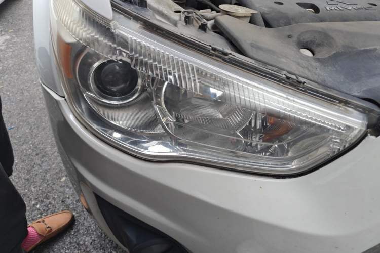 Used Mitsubishi ASX 2013 2.0L CVT Two-Wheel Drive Elite Edition Right Front Headlight
