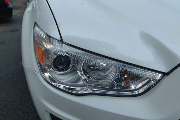 Used Mitsubishi ASX 2013 2.0L CVT Two-Wheel Drive Elite Edition Right Front Headlight