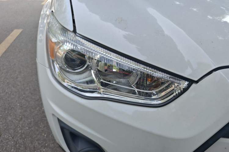 Used Mitsubishi ASX 2013 2.0L CVT Two-Wheel Drive Elite Edition Right Front Headlight
