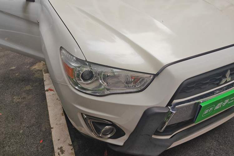 Used Mitsubishi ASX 2013 2.0L CVT Two-Wheel Drive Elite Edition Right Front Headlight