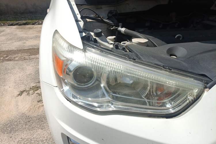 Used Mitsubishi ASX 2013 2.0L CVT Two-Wheel Drive Luxury Edition Right Front Headlight