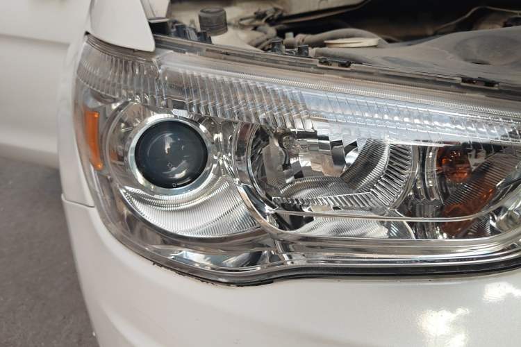 Used Mitsubishi ASX 2013 2.0L CVT Two-Wheel Drive Elite Edition Right Front Headlight