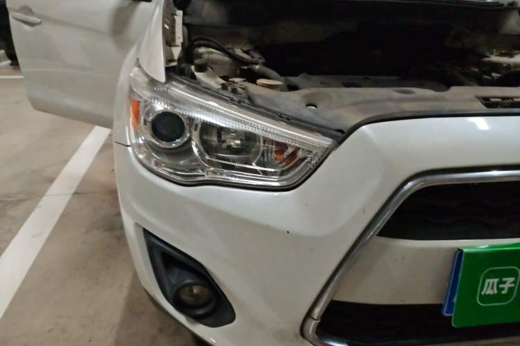 Used Mitsubishi ASX 2013 2.0L CVT Two-Wheel Drive Elite Edition Right Front Headlight