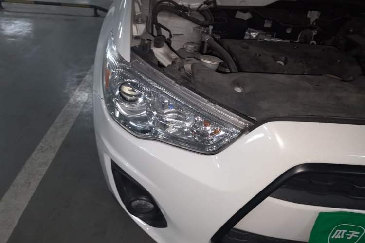 Used Mitsubishi ASX 2013 2.0L CVT Two-Wheel Drive Elite Edition Right Front Headlight