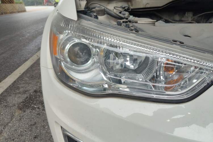 Used Mitsubishi ASX 2013 2.0L CVT Two-Wheel Drive Luxury Edition Right Front Headlight