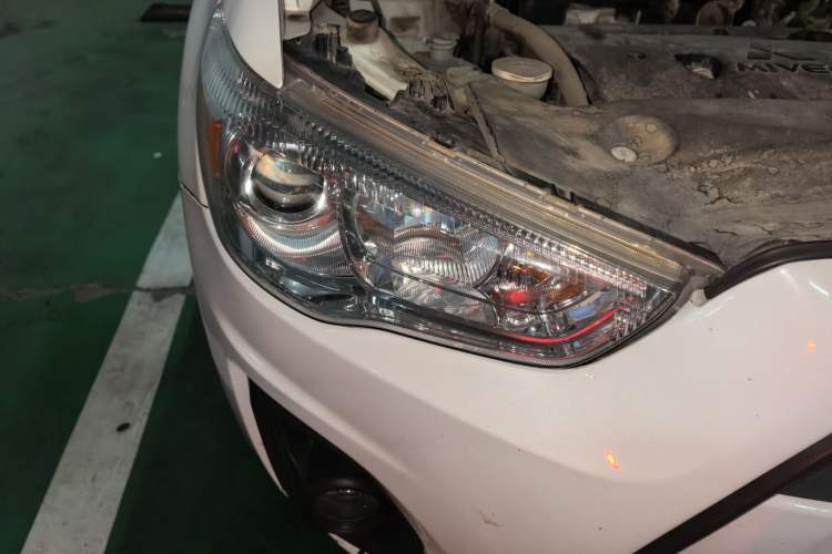 Used Mitsubishi ASX 2013 2.0L CVT Two-Wheel Drive Elite Edition Right Front Headlight