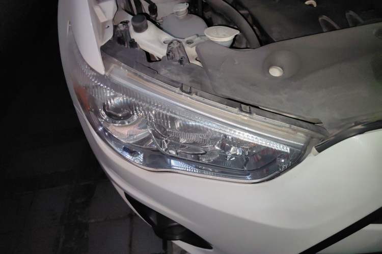 Used Mitsubishi ASX 2013 2.0L CVT Two-Wheel Drive Elite Edition Right Front Headlight