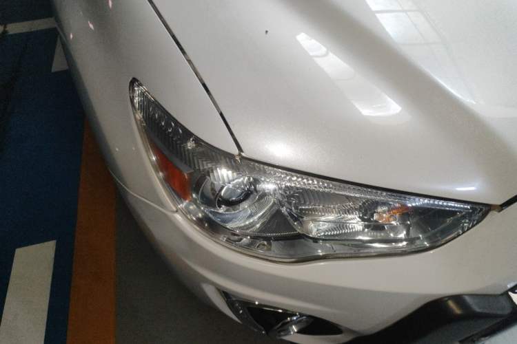 Used Mitsubishi ASX 2013 2.0L CVT Two-Wheel Drive Elite Edition Right Front Headlight