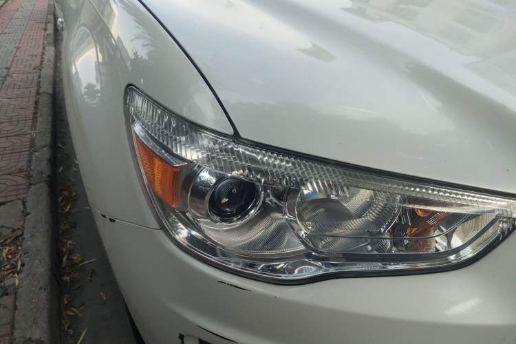 Used Mitsubishi ASX 2013 2.0L CVT Two-Wheel Drive Elite Edition Right Front Headlight