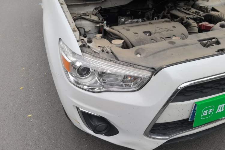 Used Mitsubishi ASX 2013 2.0L CVT Two-Wheel Drive Luxury Edition Right Front Headlight