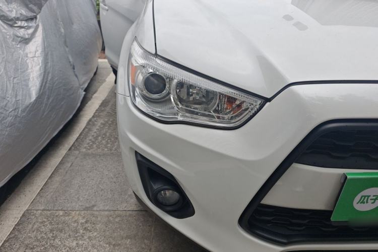 Used Mitsubishi ASX 2013 2.0L CVT Two-Wheel Drive Elite Edition Right Front Headlight
