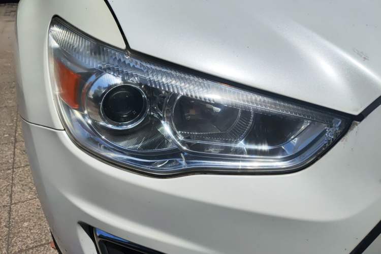 Used Mitsubishi ASX 2013 2.0L CVT Two-Wheel Drive Luxury Edition Right Front Headlight