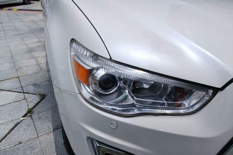 Used Mitsubishi ASX 2013 2.0L CVT Two-Wheel Drive Elite Edition Right Front Headlight