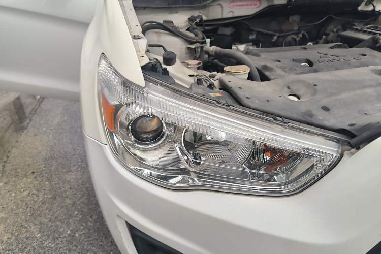 Used Mitsubishi ASX 2013 2.0L CVT Two-Wheel Drive Elite Edition Right Front Headlight