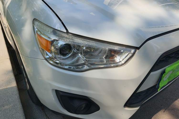 Used Mitsubishi ASX 2013 2.0L CVT Two-Wheel Drive Elite Edition Right Front Headlight