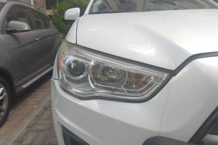 Used Mitsubishi ASX 2013 2.0L CVT Two-Wheel Drive Elite Edition Right Front Headlight