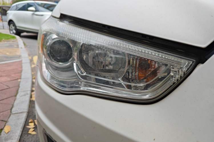Used Mitsubishi ASX 2013 2.0L CVT Four-Wheel Drive Premium Edition Right Front Headlight