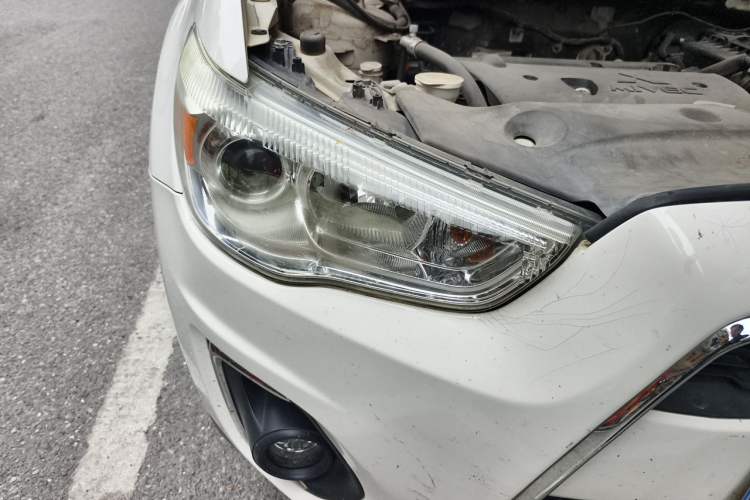 Used Mitsubishi ASX 2013 2.0L CVT Two-Wheel Drive Luxury Edition Right Front Headlight