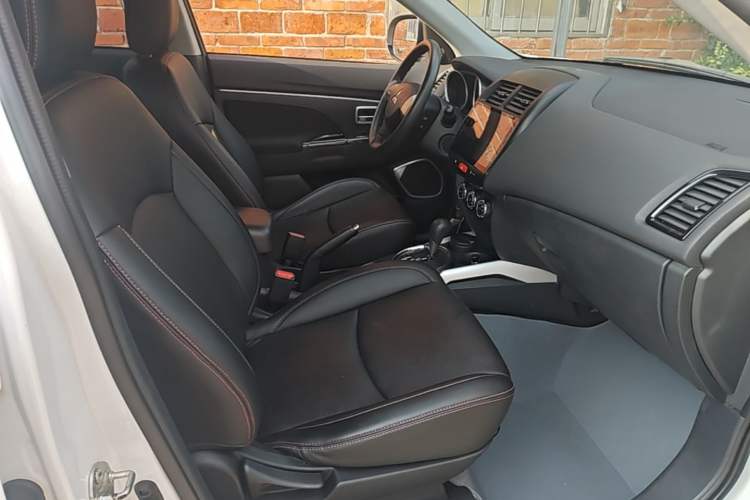 Used Mitsubishi ASX 2013 2.0L CVT Two-Wheel Drive Elite Edition Right Front Seat