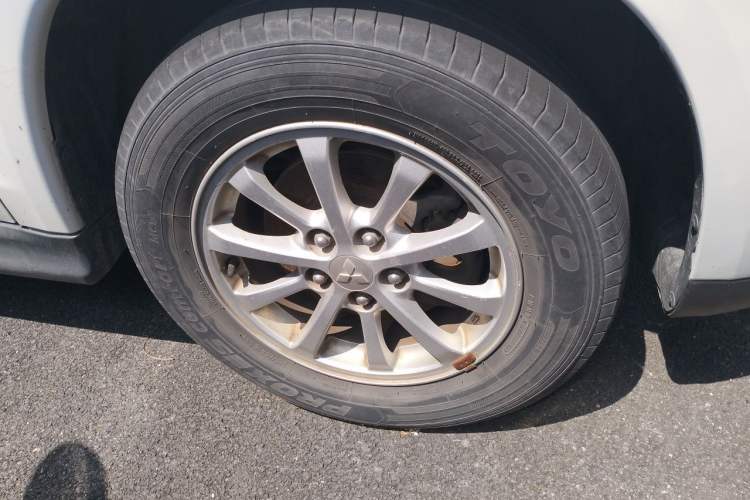Used Mitsubishi ASX 2013 2.0L CVT Two-Wheel Drive Elite Edition Right Front Wheel Hub