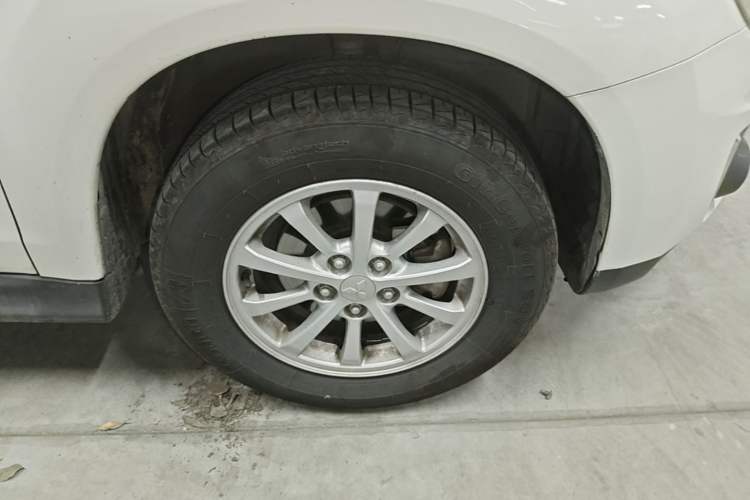 Used Mitsubishi ASX 2013 2.0L CVT Two-Wheel Drive Luxury Edition Right Front Wheel Hub